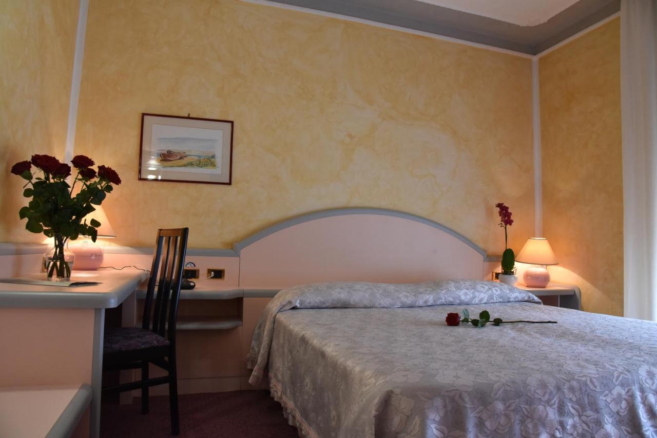 Hotel Grazia Deledda サッサリ エクステリア 写真