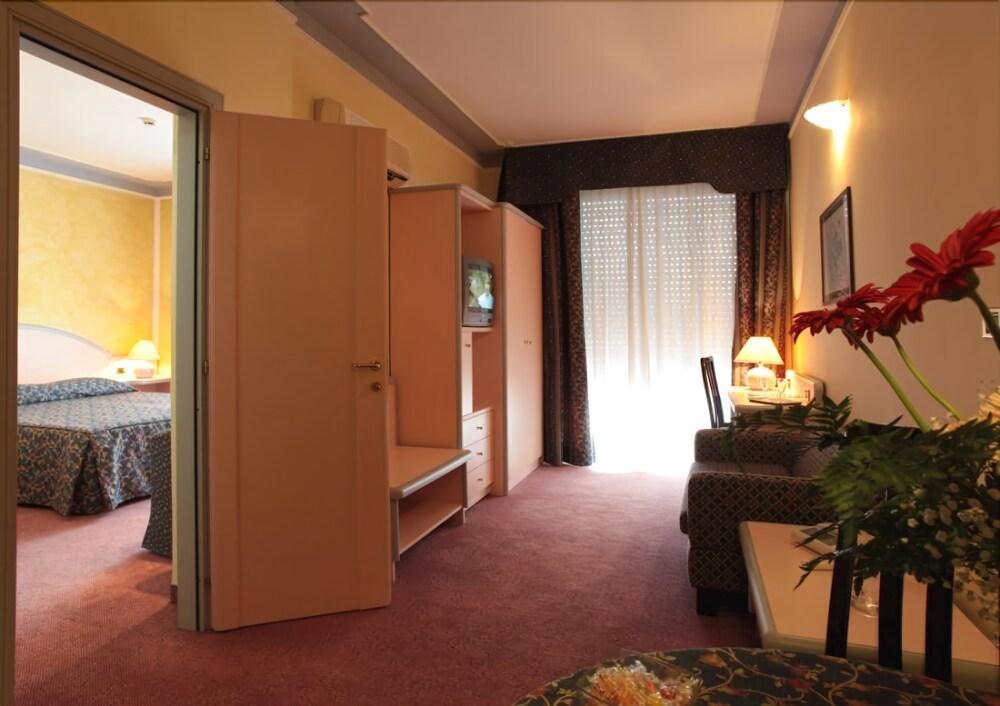 Hotel Grazia Deledda サッサリ エクステリア 写真