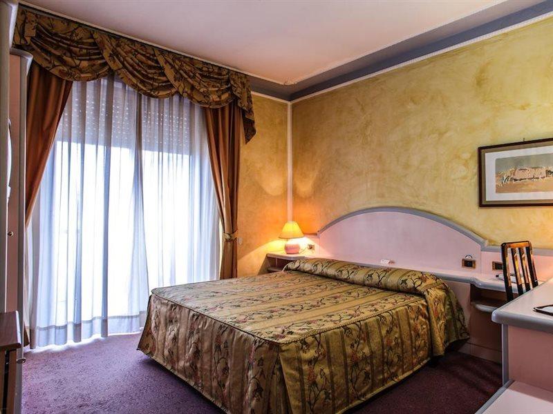 Hotel Grazia Deledda サッサリ エクステリア 写真